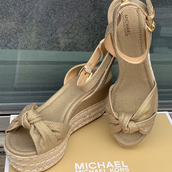 NWB Michael Kors Maxwell Mid Wedge Gold Size 9 - Picture 2 of 8